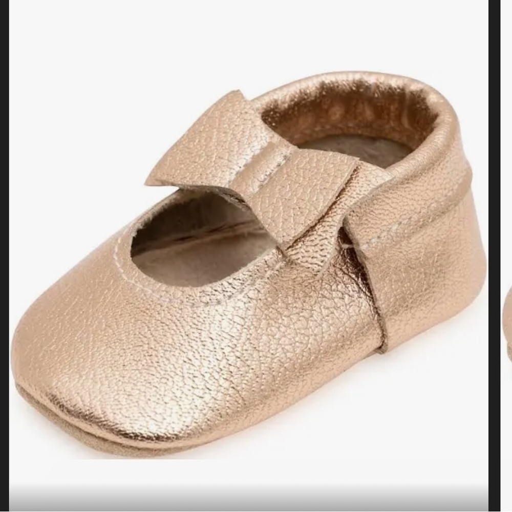 New in box Bird Rock Baby rose gold bow moccasins size 3